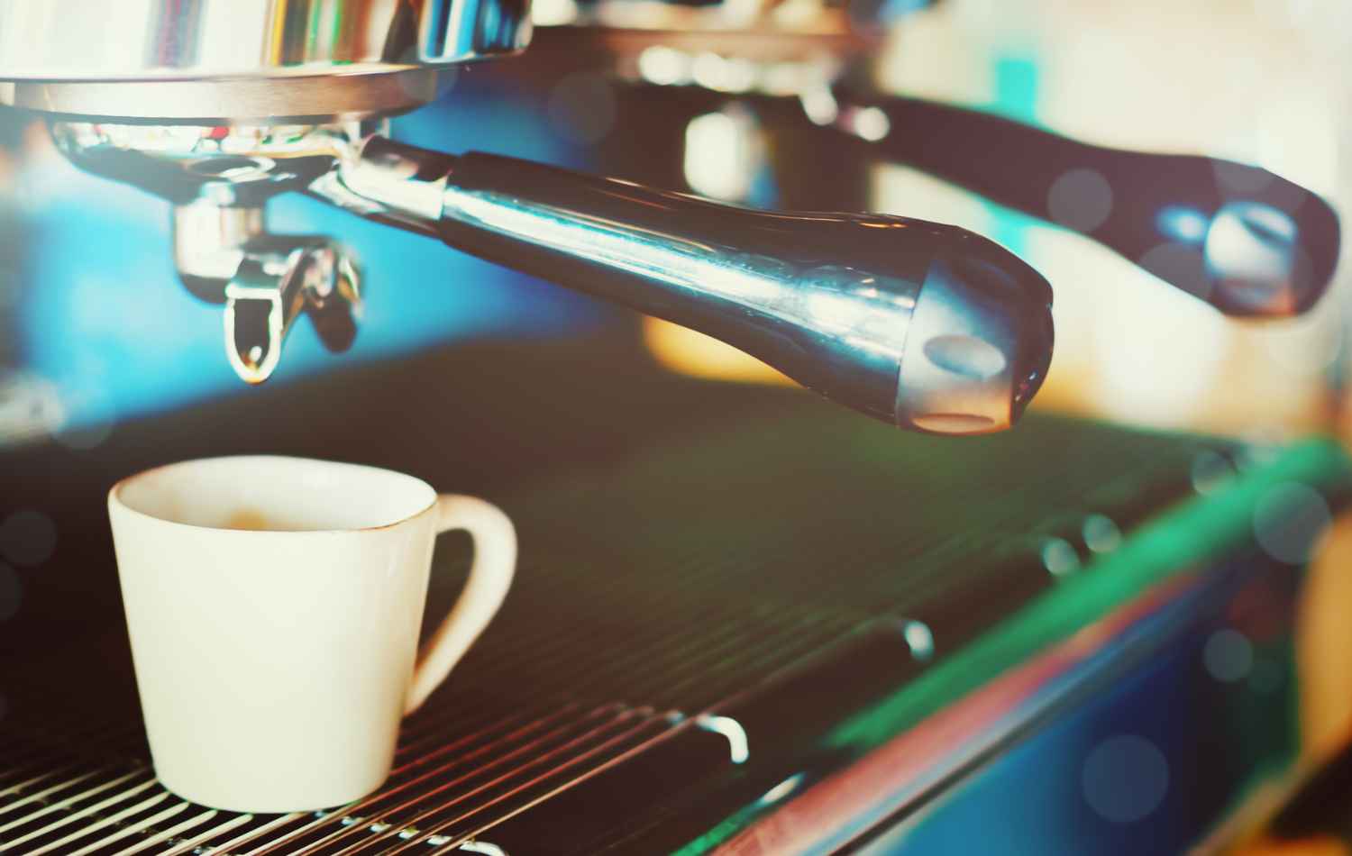 אוהבי הקפה חוגגים: כיצד תחוו את הארומה והעושר של פולים טחונים טריים עם מכונת הקפה שלכם?